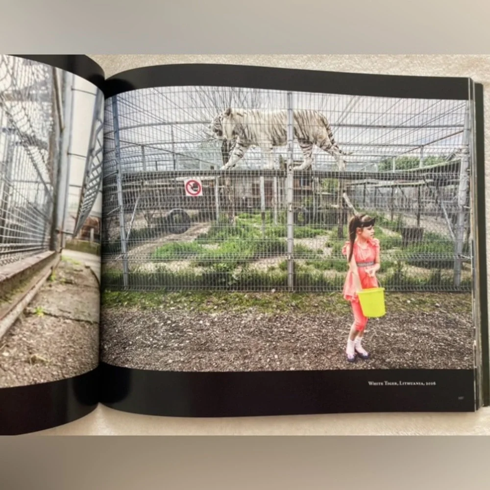 SIGNED Captive animal hardcover book by photojournalist Jo-Anne McArthur - Picture 2 of 4
